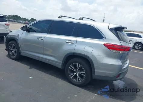2017 Toyota Highlander Le z USA, uszkodzony, nr VIN 5TDZARFH1HS030302